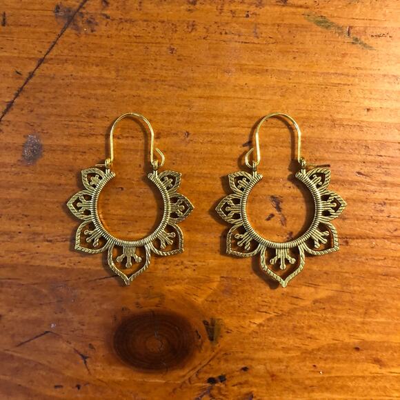 Vintage Boho Mandala Flower Hoop Earrings Gold Tone Brass Earwire Dangle Style - Picture 3 of 11